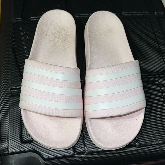 Comfy , light weight slides! - Picture 1 of 5